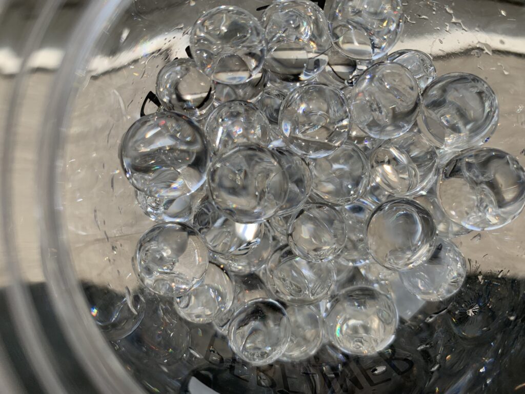 ガラスのコップに入ったガラスの粒