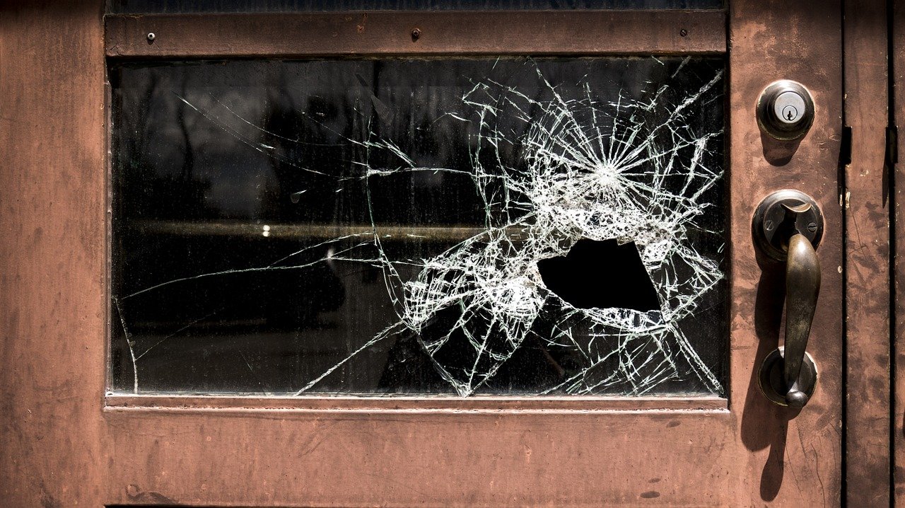 ガラス　窓　破損