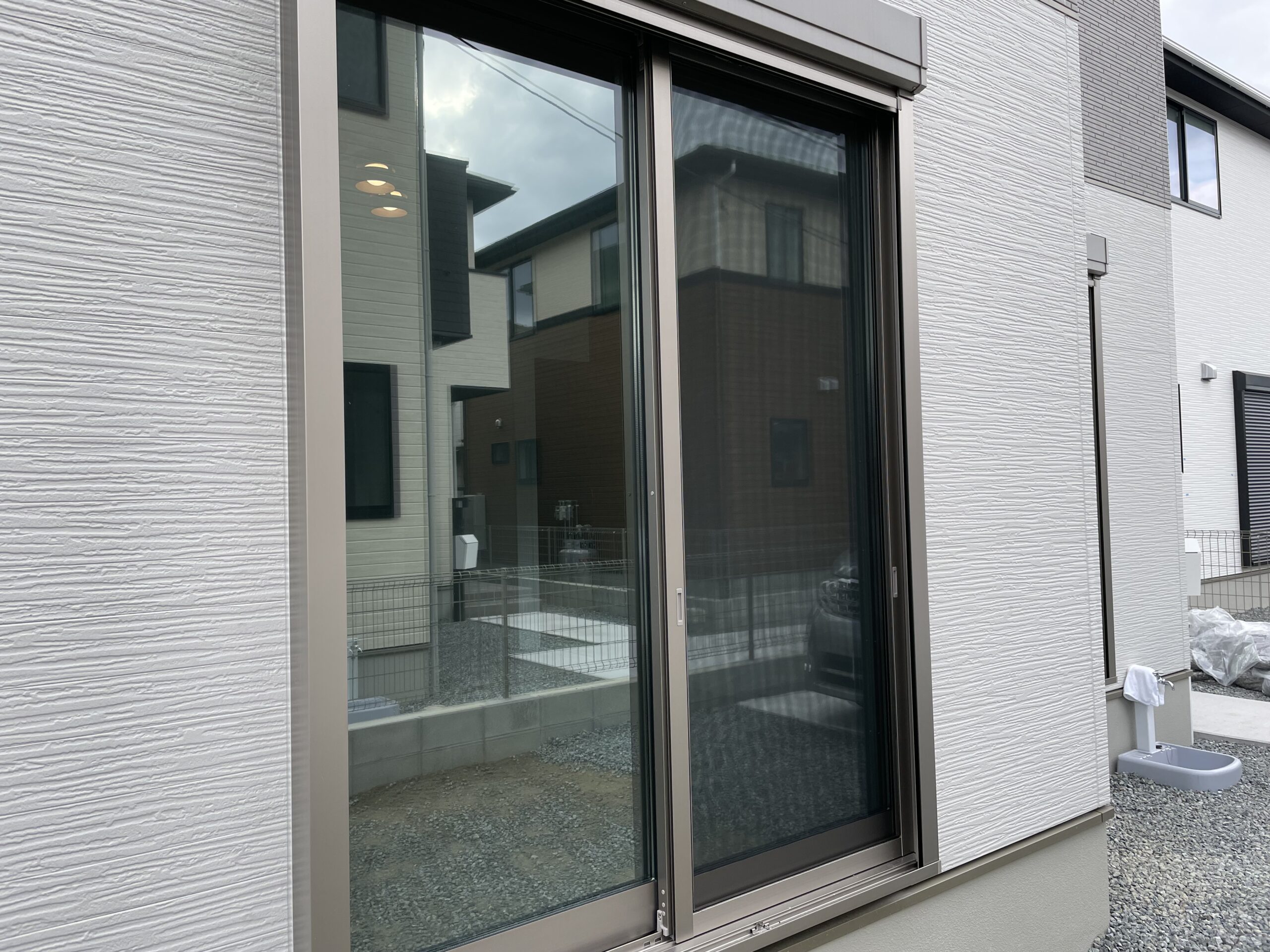 福岡市西区のお客様宅で窓ガラスミラーフィルムを施工