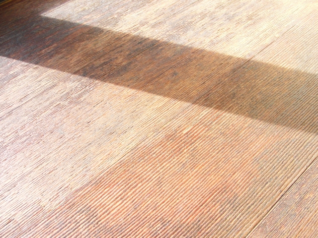 フローリングの日焼け・色あせ・床焼けは窓ガラスフィルムで防げるHarumado