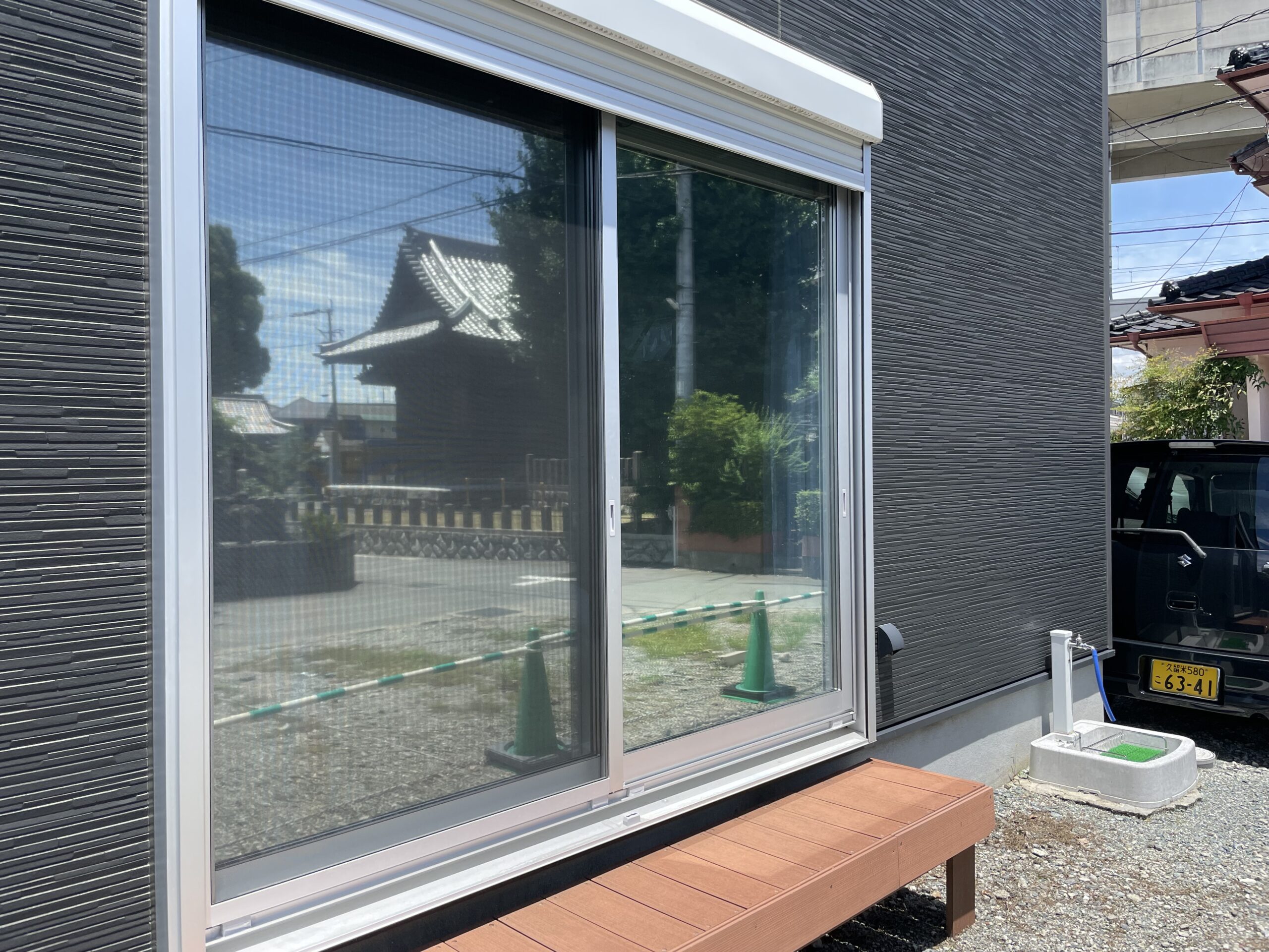 福岡県久留米市で吹き抜け窓に暑さ＆目隠しミラーフィルムを施工