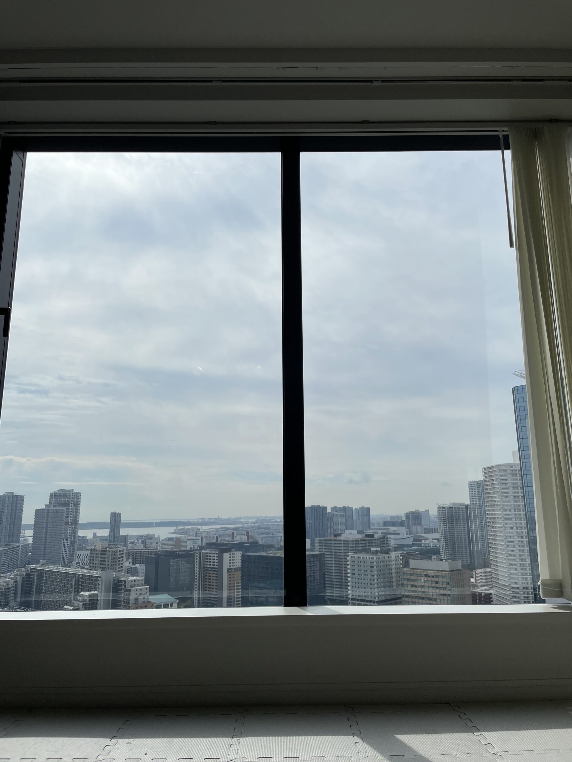 湾岸のタワーマンションで劣化したガラスフィルムを貼り替えて景色が綺麗に見えるようになった窓Harumado